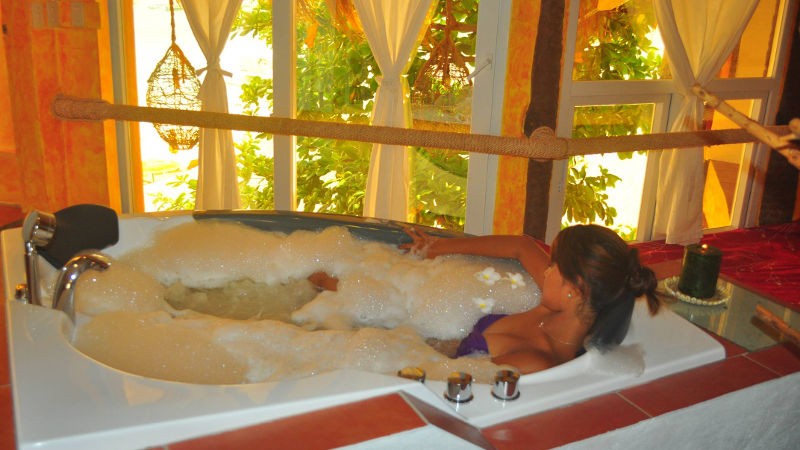 Relaxing indoor jacuzzi overviewing Malapascua beach
