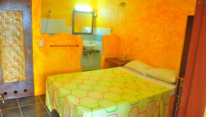 Budget rooms with air condition, hot and cold shower near Monad Shoal